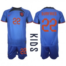 Nederländerna Denzel Dumfries #22 Bortaställ Barn VM 2022 Korta ärmar (+ Korta byxor)